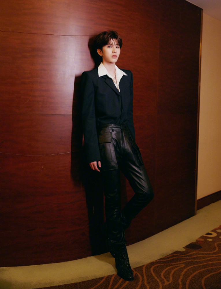 蔡徐坤亮相星光大赏复古西装造型太养眼简直太飒了