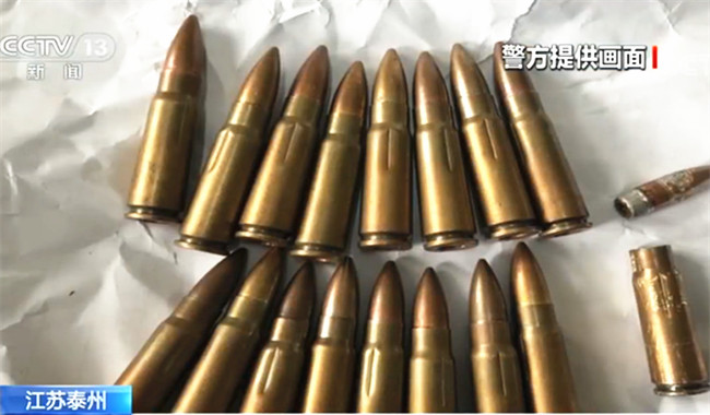 近距离有杀伤力一旅客携带17枚空包弹安检时被民警发现