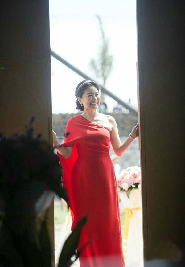 林青霞完美演绎小黑裙的典雅与高贵大开叉秀雪白美腿气质服了