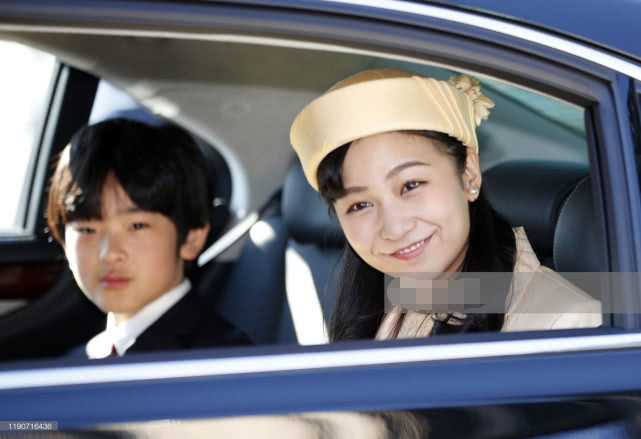 日本最美公主佳子25岁生日13岁独苗王子陪伴亮相稚嫩小脸好萌