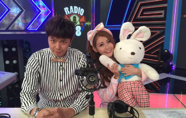 她的真名叫做简恺乐,她是娱乐百分百的主持人,现如今越长越成熟啦