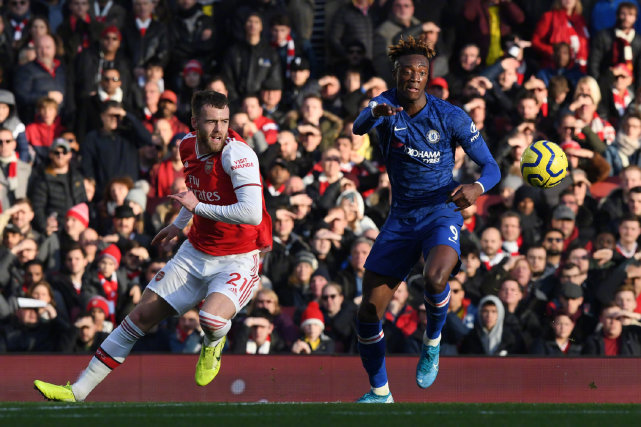 阿森纳门将送大礼,若日尼奥门前捡饼!切尔西4分钟2球完成逆转