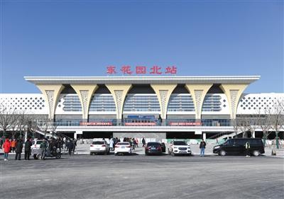 东花园北站站房建筑面积5000平方米,车站为两层设计,旅客从站前广场沿