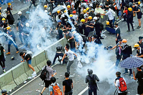 对此,观察者网专访北京航空航天大学法学院副教授田飞龙,解读香港2019