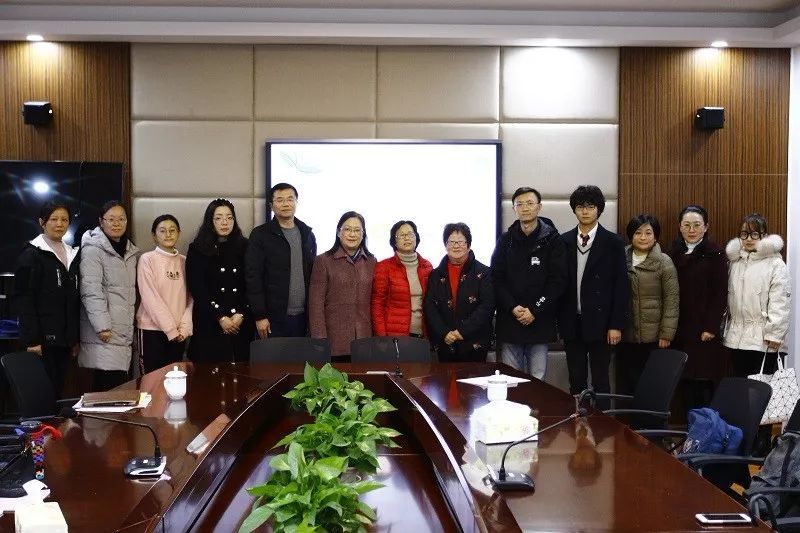 12月26日下午,在校长刘爱武的带领下,洛川学校一行9人来到戬浜学校