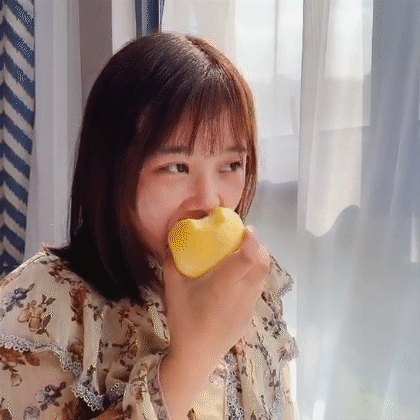 很多人吃苹果习惯削皮,因为很多苹果皮吃起来味如嚼蜡,还常被厚厚的