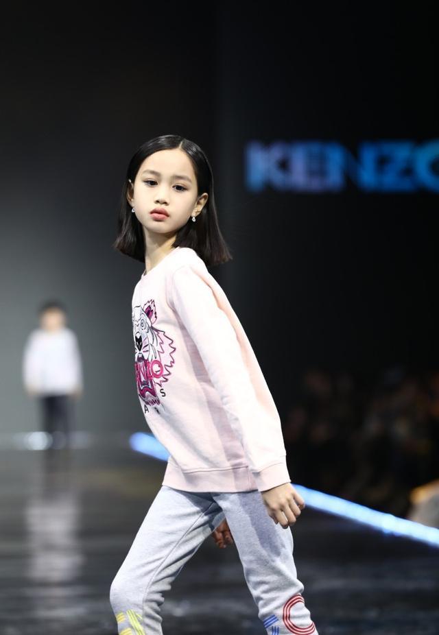 如果说妹妹更美的话,那姐姐严子晴更酷,气场更足,更适合走t台,因为