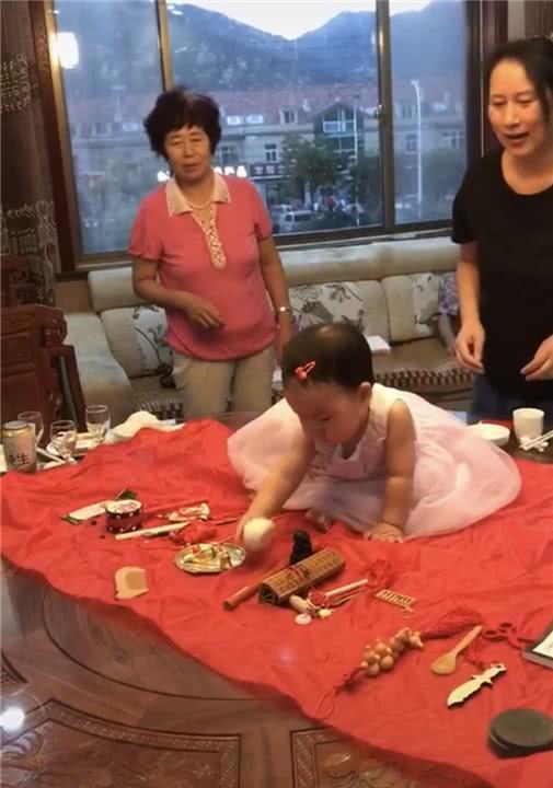 女娃周岁抓阄,一把抓住这东西,看到后妈妈红