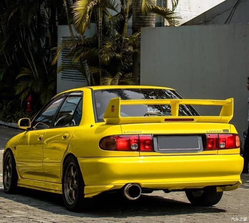 三菱evo不管几代都是值得尊敬的车,这台黄色的三代目一样是速度猎人