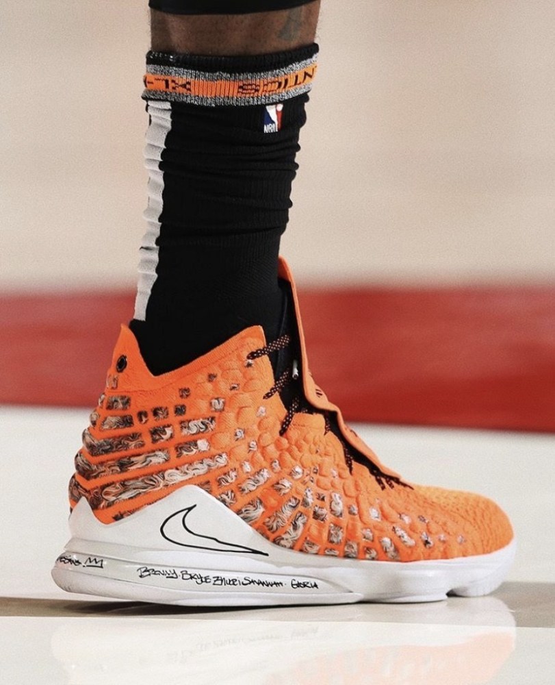 詹皇上脚全新 lebron 17 配色 可惜咱们买不到