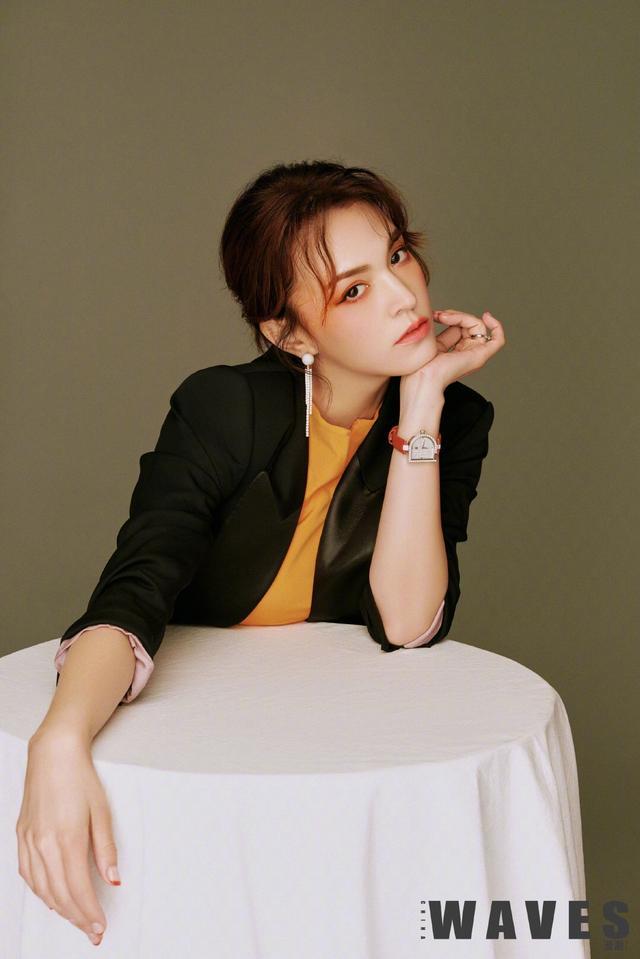 张榕容时尚刊物造型,极致优雅的复古羽毛裙,光影演绎梦幻与柔美