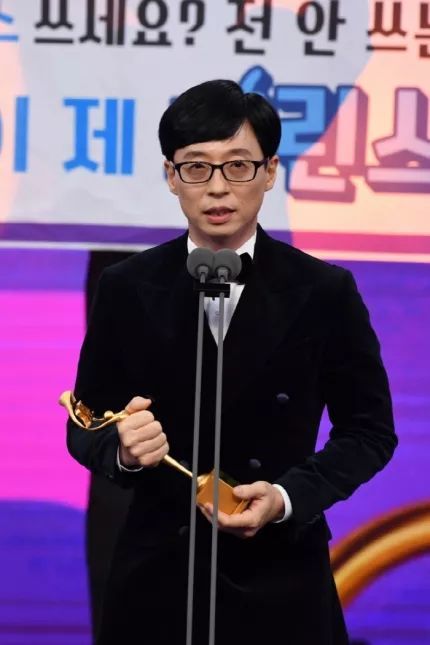艺人刘在石获得了"2019sbs演艺大赏"大赏.
