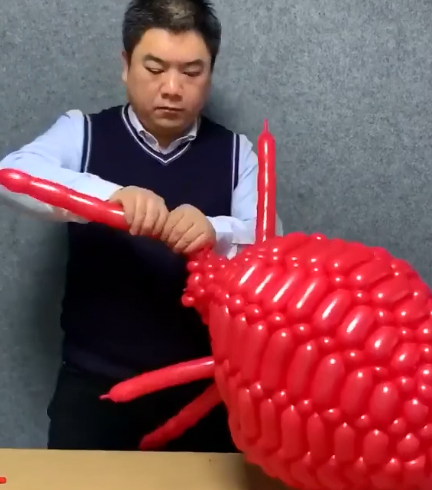 小哥哥用气球做"猪猪侠",本以为会打脸,结尾:隔壁小孩想拥有!