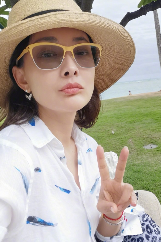 46岁牛莉近照公开,尤物曲线清晰可见,淡出舞台后靠身材回归?