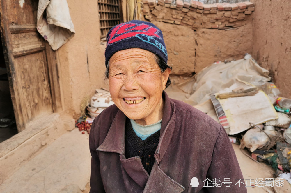 72岁老奶奶每天踮脚趴土墙盼儿归来整整1年不见人咋回事