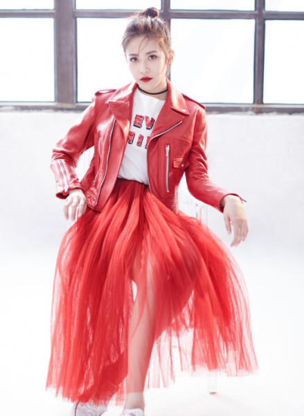 战豆豆女装惊艳亮相你认出这是庆余年的帅气皇帝了吗