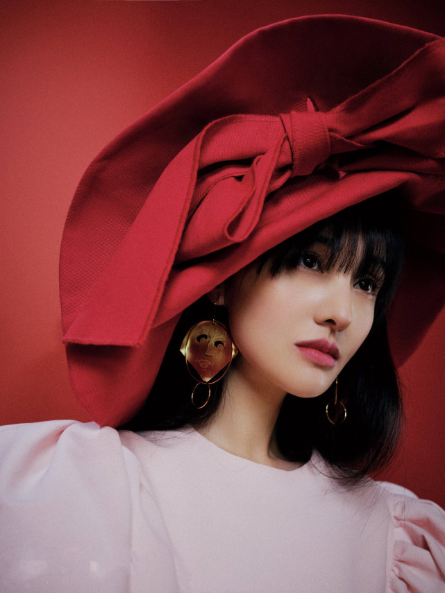 郑爽最近开始认真营业,不管是在时尚大片还是品牌活动中都能看到她的