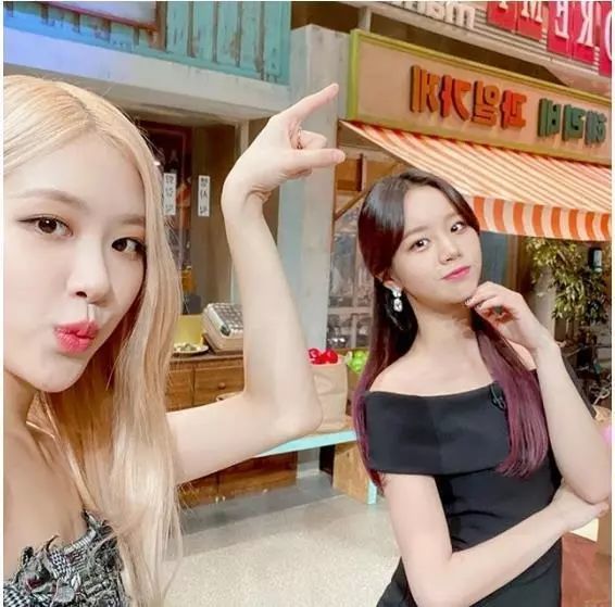 惠利公开与闺蜜blackpink成员rose的认证照今天非常开心