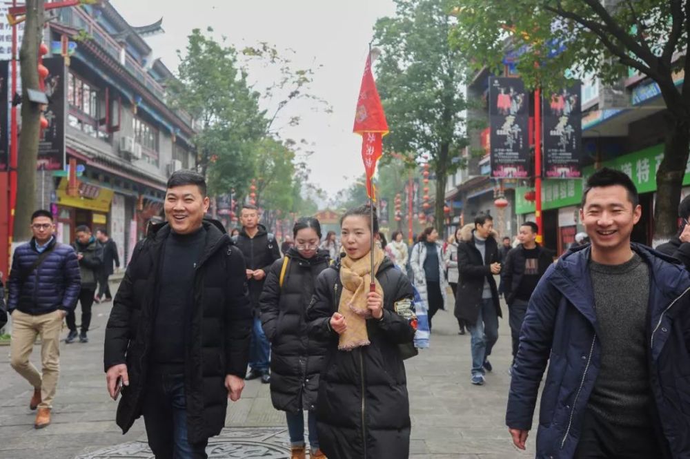 参访团一行参观游览了 菩提书院,添福客栈,小黑音乐吧, 竹艺馆,巾帼街