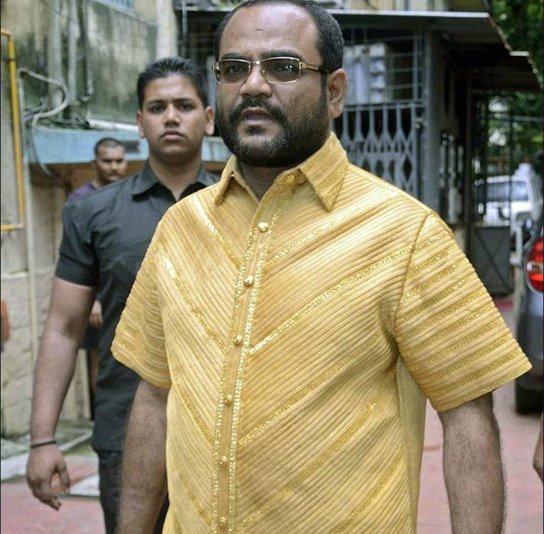 印度最牛的土豪哥,4公斤黄金打造一件金衬衫,出门八名保镖保护