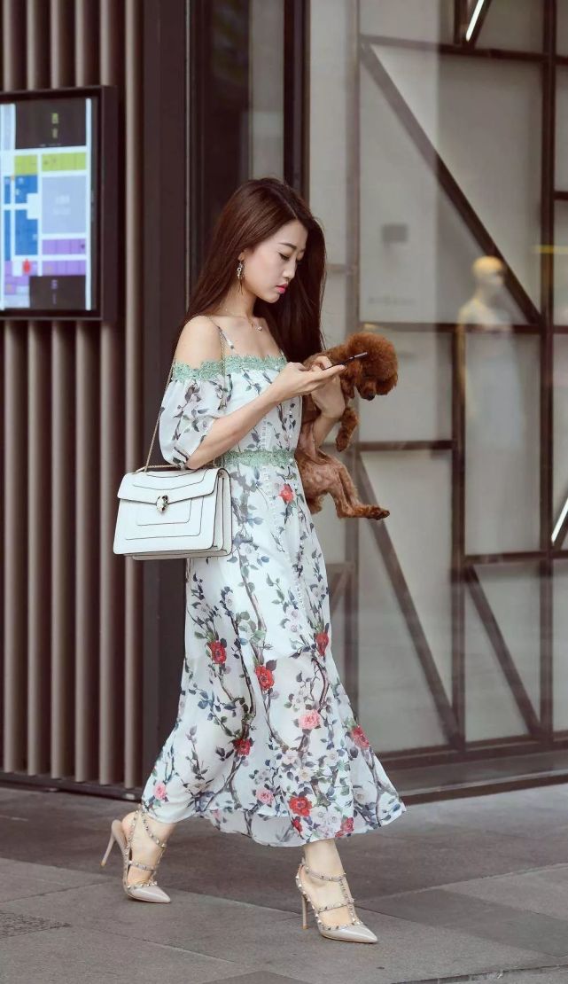 高跟鞋与裙子搭配,穿出时尚优雅的感觉