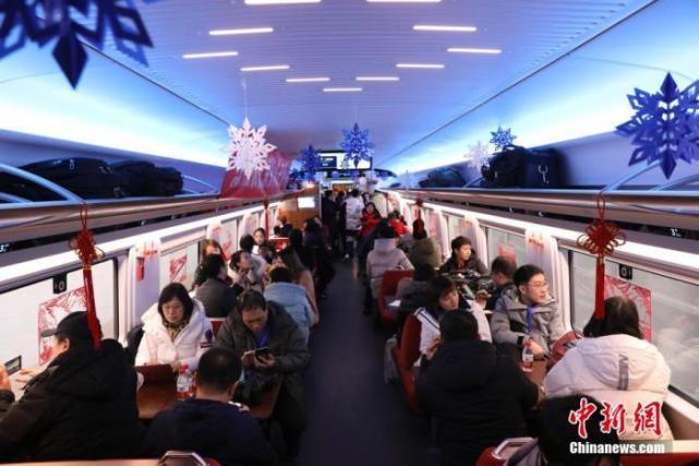 12月30日，北京至张家口高速铁路(简称京张高铁)开通运营。当日，旅客乘坐G8811次列车从北京北站前往太子城站。中新社记者 蒋启明 摄