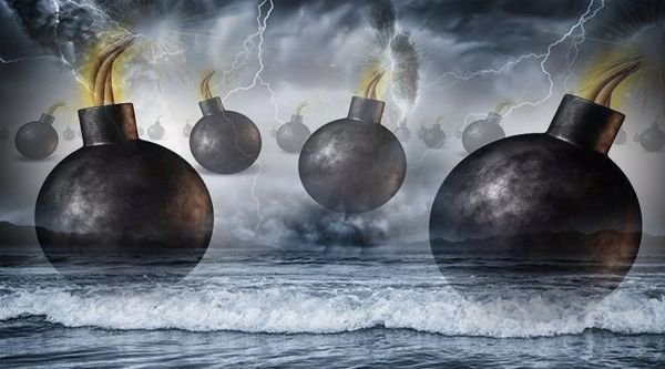 身处经济周期的长尾,总是免不了千奇百怪的黑天鹅,地雷阵!