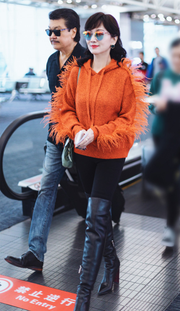 65岁赵雅芝不得了,直接把长靴穿成堆堆裤,这腿怕被上帝吻过?_腾讯新闻