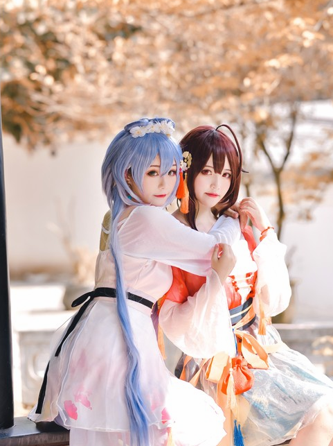 cosplay洛天依乐正绫,娇俏可人的两位小姐姐