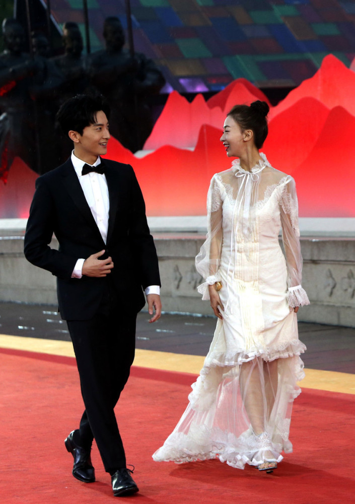 吴谨言给林俊杰当女主白色旗袍温婉大气优雅起舞林俊杰看入迷