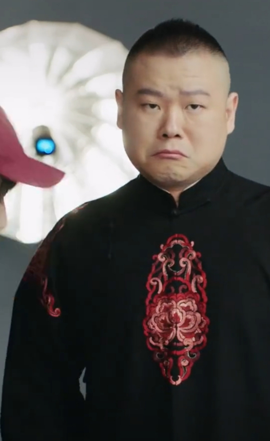 岳云鹏拍高档轿车广告,合作女模特称其为男神,绣花大褂显地位