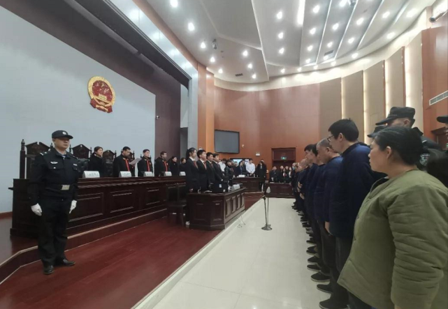 与妻子万莉,母亲袁爱莲共同经营管理,并在寿光市羊口等地承包经营海域