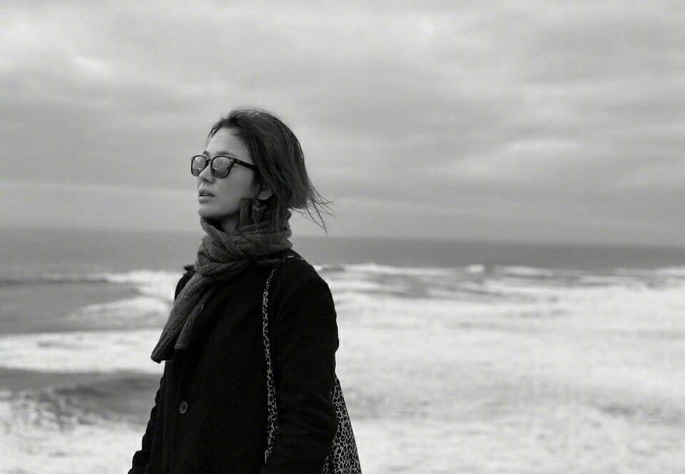 12月30日凌晨,宋慧乔在海外个人社交网站上发布在葡萄牙的最新旅行照.