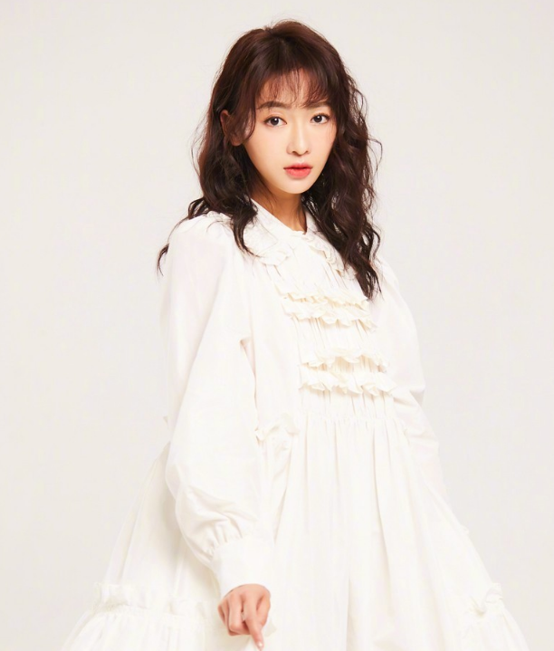 偶像明星吴谨言精美图片,甜美优雅,女神范十足