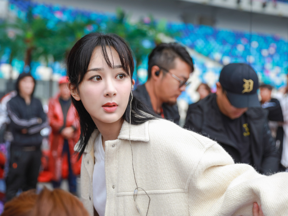 杨紫跨年彩排,米色外套搭配牛仔裤,坐高空秋千惊艳登场