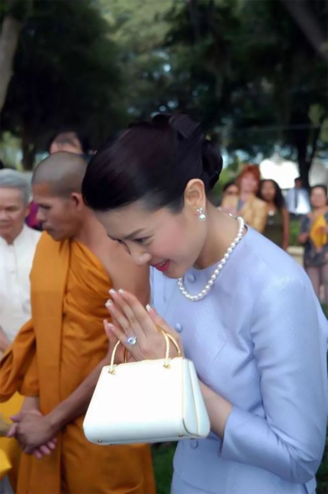 西拉米做了玛哈13年妻子,9年泰国正牌王妃,心心念念的皇冠梦一直都没