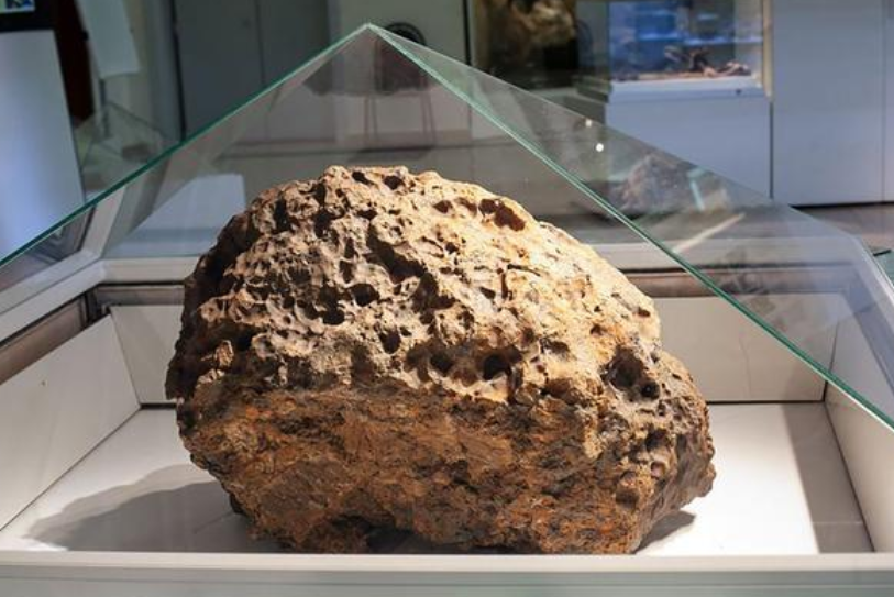 陨石想"逃跑"?俄罗斯博物馆发生"灵异事件",陨石玻璃罩神秘升起