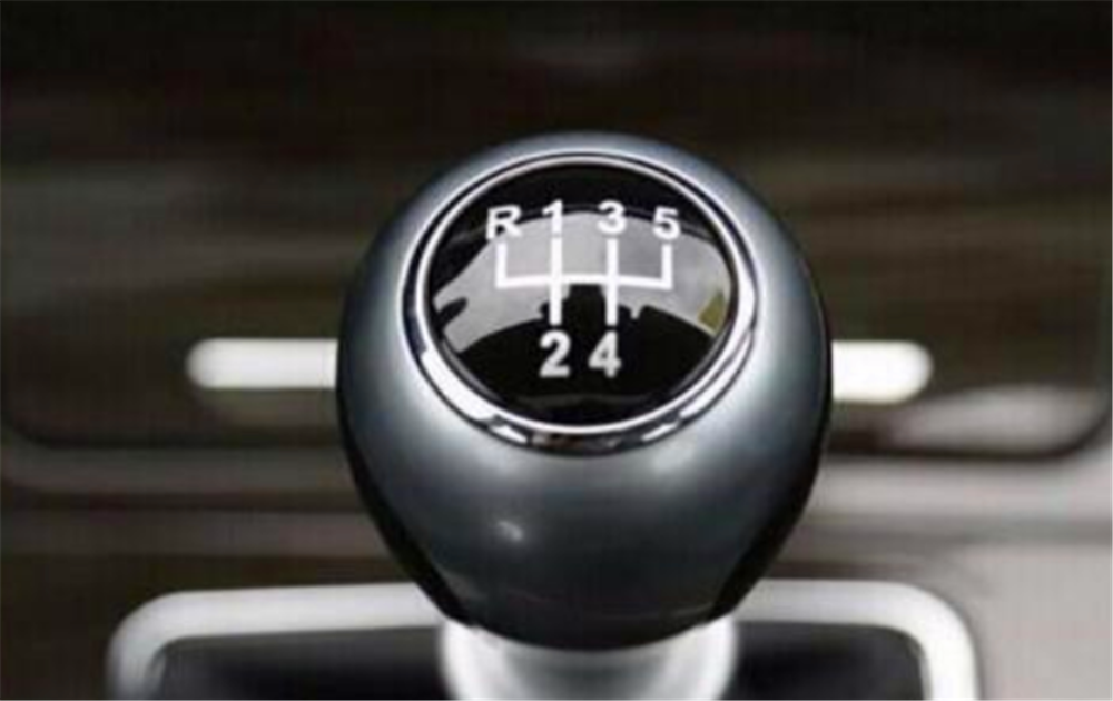 手动挡车,总在2500-3000转之间换挡 动力充沛会对车有损伤吗?