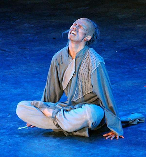 孔乙己是被我们嘲笑了多年的读书人,笑着笑着我们怎就成了他