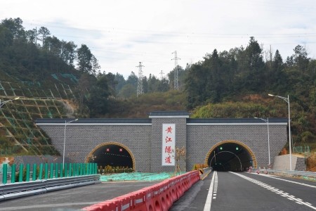 河惠莞高速公路龍紫段沿線共設置麻布崗,鶴市及黃村3對服務區,龍母