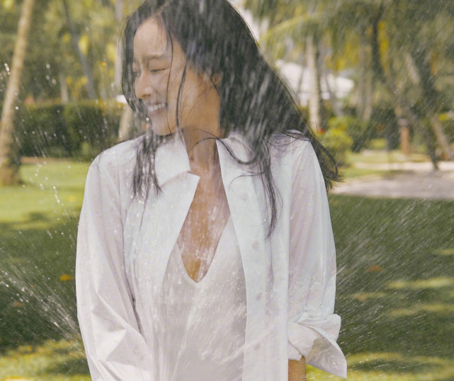 倪妮开年海景时尚杂志大片,白色泳衣展现少女纯式性感