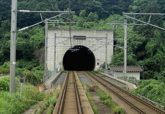 那些被高山阻挡的铁路,人们都会修建隧道,现如今在世界上有众多的名山