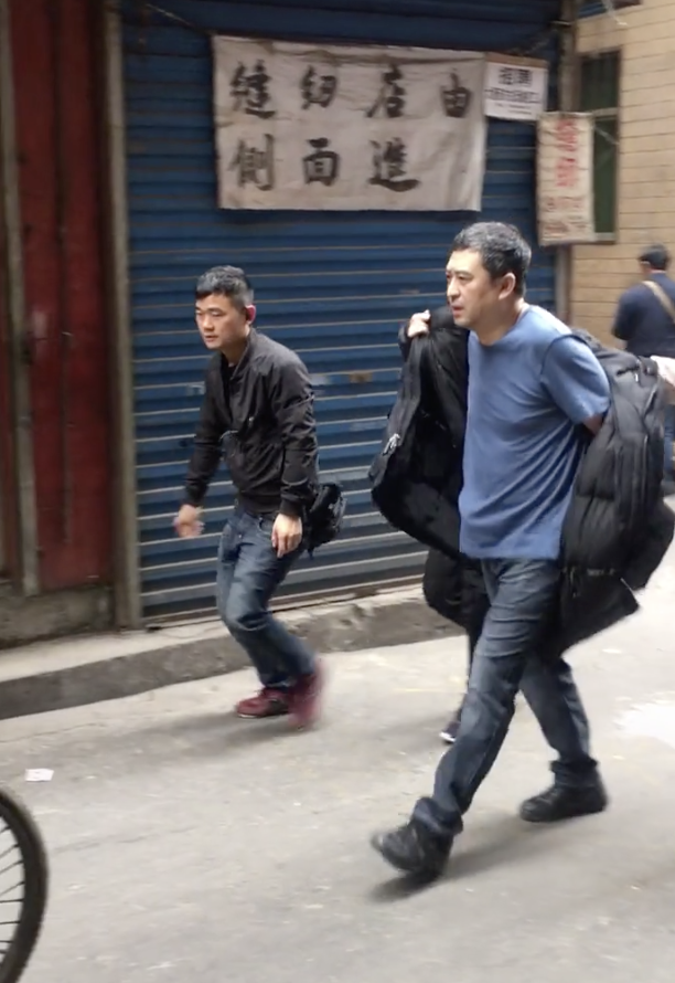 "国民老公"张嘉译拍戏骑三轮车魅力大!网友:骑出了豪车的气势