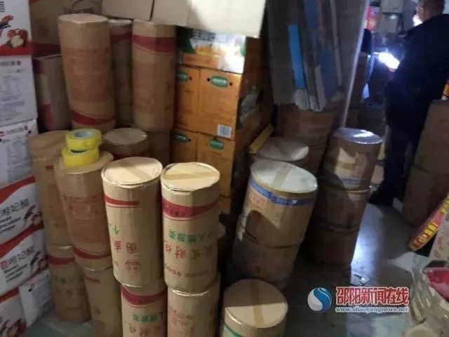 新宁县某小区外民房内发现大量烟花爆竹,均为走私物品