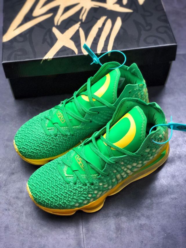 詹姆斯最新配色战靴亮相!lebron 17代"黄绿"配色开箱细节测评