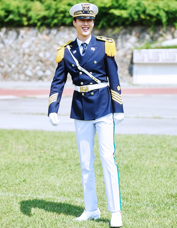 韩剧中的 制服杀 玄彬v脸加分 李敏镐大概是 最帅空少 吧 腾讯新闻