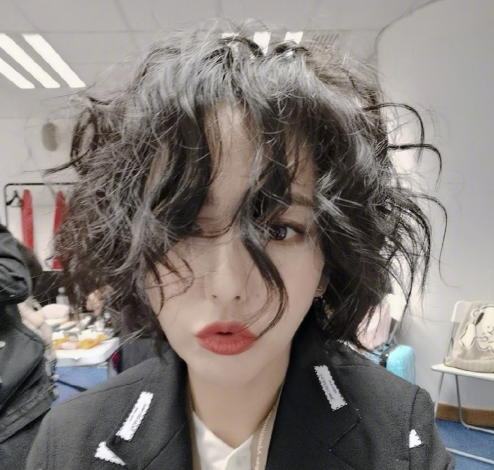 有种"发型毁所有"叫佟丽娅,炸毛爆炸头曝光,女版杰克逊来了