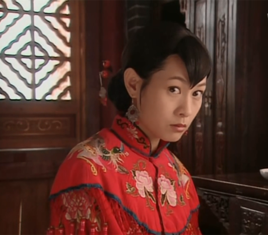 张幼仪剧照医院的护士从旁经过,看着张幼仪和徐志摩站在门外看孩子