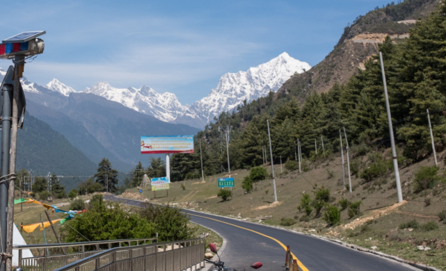 实拍中国和尼泊尔的公路路况:一边心惊胆战,一边安心赏景