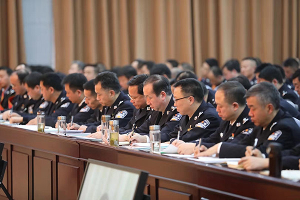 湖北省赤壁市公安局车埠派出所所长周新明作交流发言.